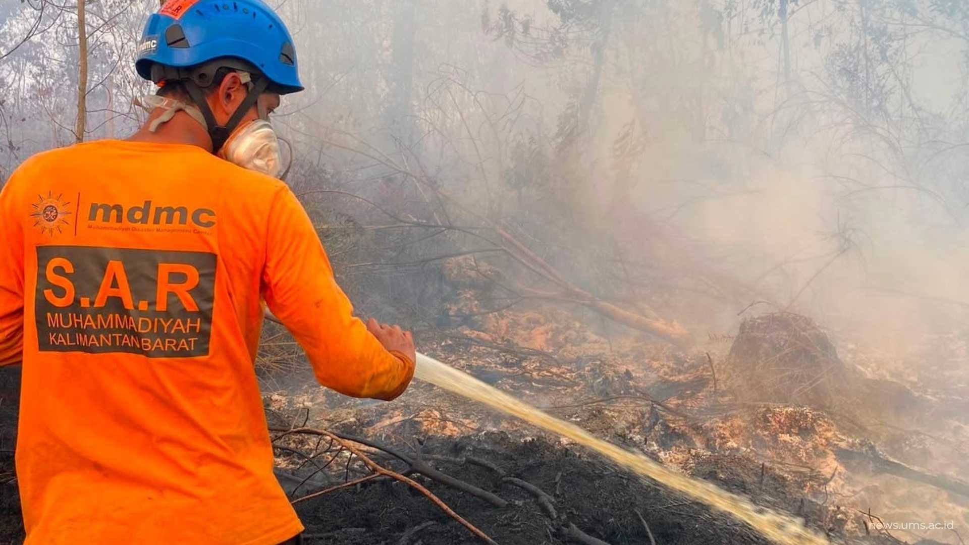 Tim MDMC ikut membantu memadamkan api. Sumber: muhammadiyah.or.id