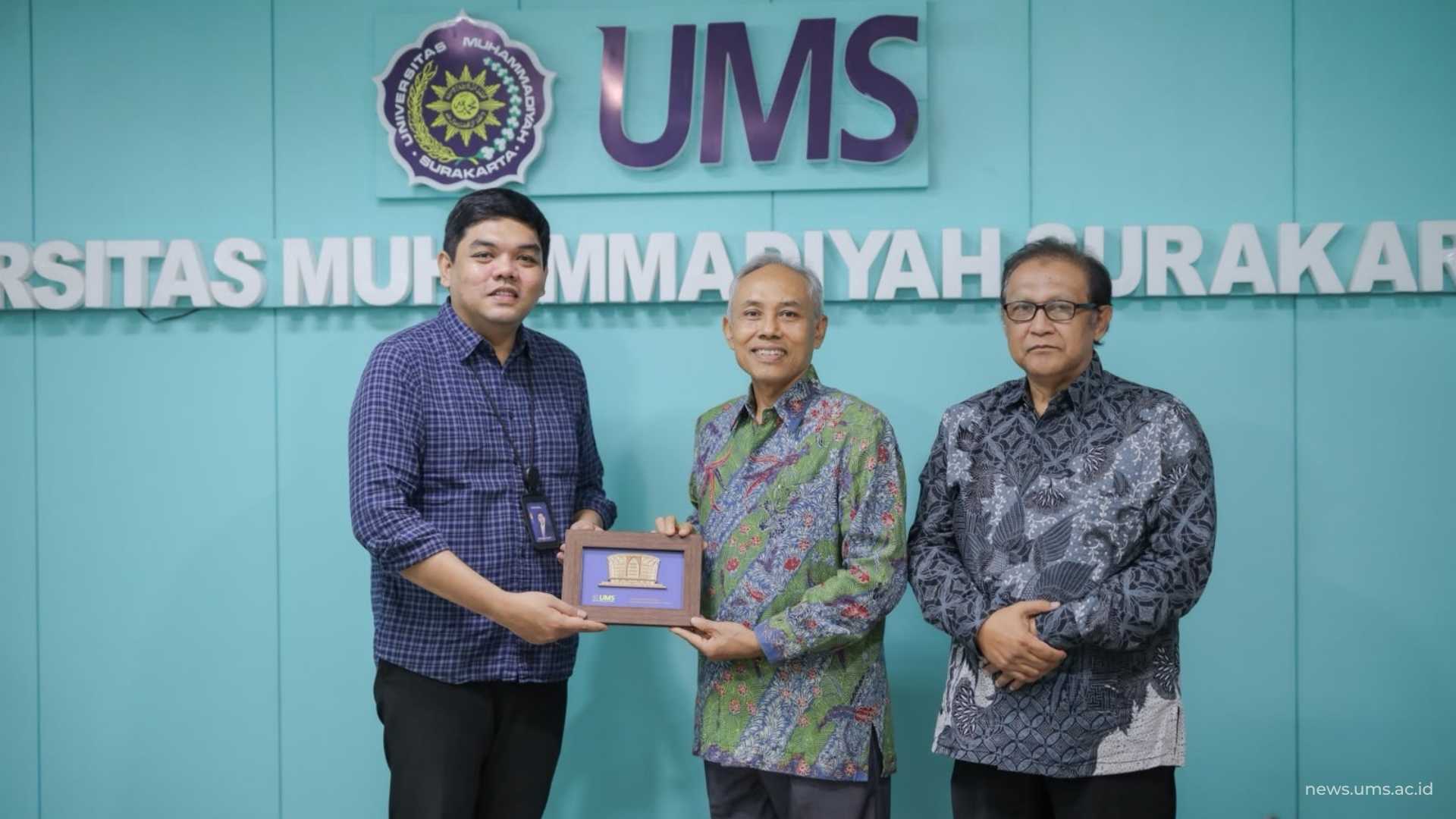 Pemberian kenang kenangan oleh Rektor UMS Prof. Dr. Harun Joko Prayitno (tengah) kepada Ariadi Nugraha, S.Pd., M.Pd. (kiri)